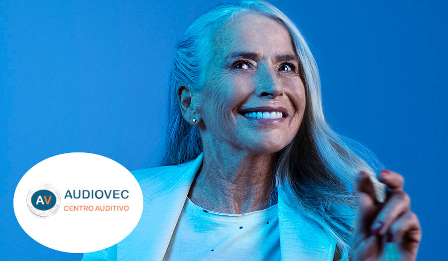 Mujer con audífonos Signia