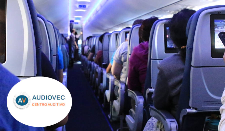 Monta en avión con tus audífonos y disfruta del viaje